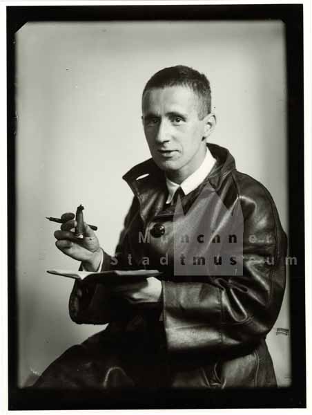 Brecht, Bertolt (1898-1956), Fotografie von Konrad Reßler, 1927